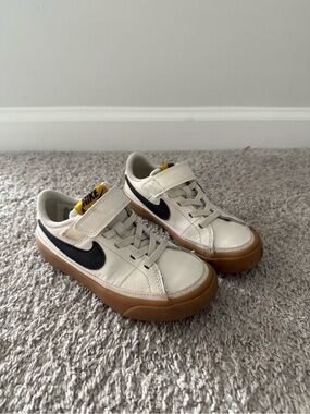 Nike Kids Low-Top Sneakers in White, Black & Gum
